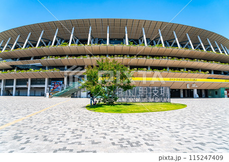 【東京都】爽やかな青空が広がる新国立競技場 115247409