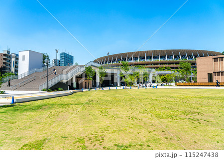 【東京都】爽やかな青空が広がる新国立競技場と都立明治公園 115247438