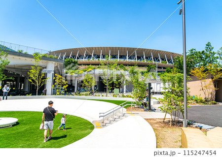 【東京都】爽やかな青空が広がる新国立競技場と都立明治公園 115247454