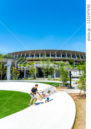 【東京都】爽やかな青空が広がる新国立競技場と都立明治公園 115247456