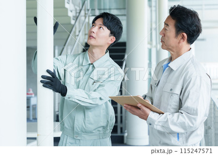 配管のメンテナンスをする作業員 配管のメンテナンスをする作業員 115247571