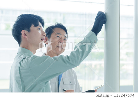 配管のメンテナンスをする作業員 配管のメンテナンスをする作業員 115247574