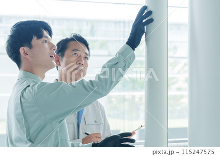 配管のメンテナンスをする作業員 115247575