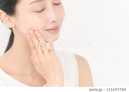 お肌をチェックする若い女性 115247784