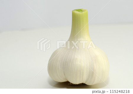 皮が付いたままの国産大蒜1つ・ガーリック 皮が付いたままの国産大蒜1つ・ガーリック 115248218