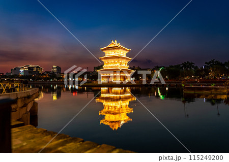 ベトナムハノイ　ニンビン市街地の公園にある塔のライトアップ 115249200