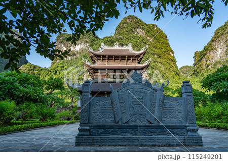 ベトナムハノイ　渓谷の川を手漕ぎのボートで進むニンビンのボートツアーで立ち寄る寺院 115249201