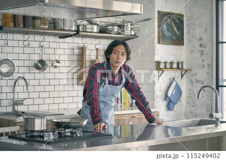 キッチンに立つ男性 キッチンに立つ男性 115249402