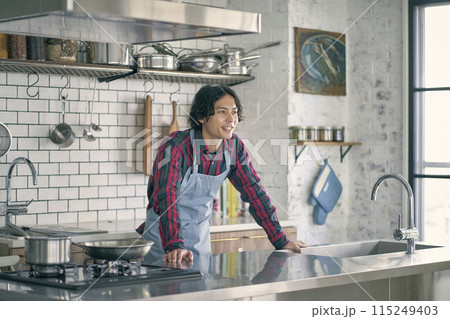 キッチンに立つ男性 115249403