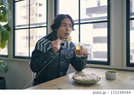 ランチを食べる男性 115249544
