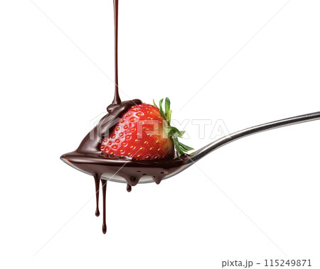 スプーンにのせたイチゴの上に滴り落ちる液状のチョコレート 115249871