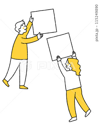 正方形のパネルを持っている男性と女性 115249890