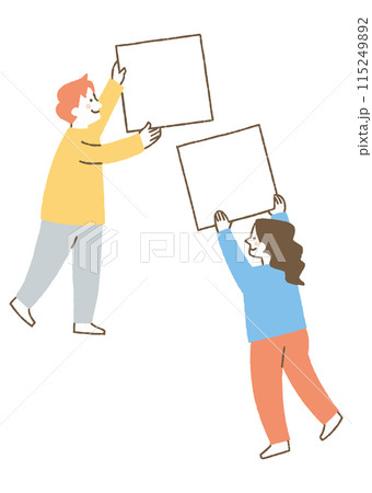 正方形のパネルを持っている男性と女性_色 115249892