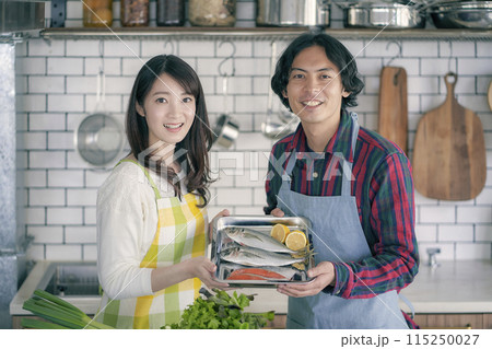 キッチンに立つ若い夫婦 キッチンに立つ若い夫婦 115250027