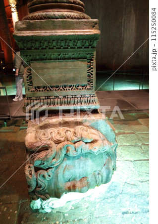 イスタンブール地下宮殿に逆さに置かれたメドューサの首 115250084