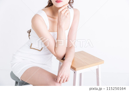 白いワンピースを着た女性 115250164