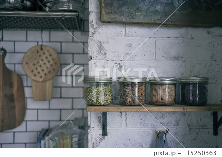 キッチンにある調理器具 115250363