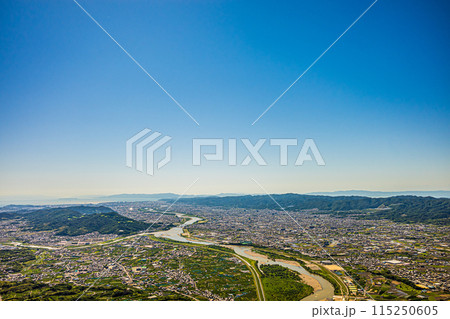 和歌山県紀の川市の百合山上空から船戸山や和歌山湾方面を空撮。6月 115250605