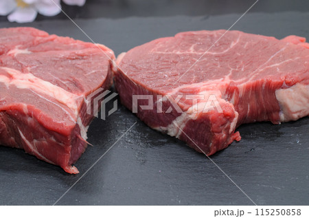 調理前の牛肉ロース 調理前の牛肉ロース 115250858