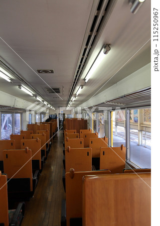 キハ200系気動車・車両番号キハ200-10・快速なのはなの客室 115250967