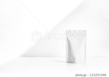 パウチ　白背景 115251340