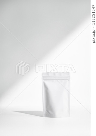 パウチ 白背景 パウチ 白背景 115251347