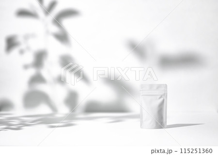 パウチ 白背景 パウチ 白背景 115251360