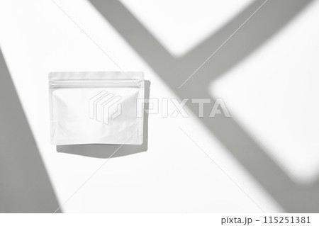 パウチ 白背景 パウチ 白背景 115251381