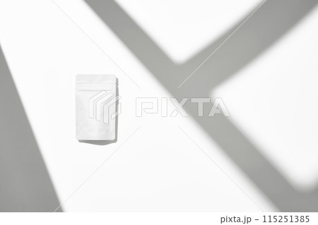 パウチ 白背景 パウチ 白背景 115251385