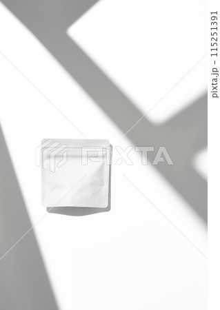 パウチ 白背景 パウチ 白背景 115251391