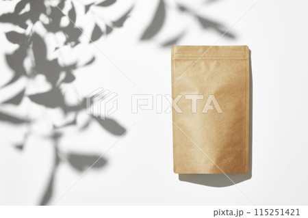 パウチ　白背景　クラフト 115251421