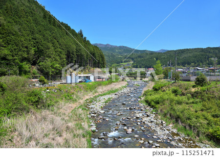 《岐阜県》下呂市　新緑に映える竹原川 115251471