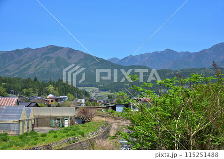 《岐阜県》下呂市　新緑に映える竹原川と山々 115251488