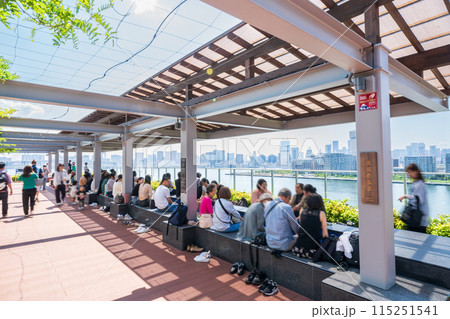 「東京都」豊洲千客万来の足湯庭園の風景 「東京都」豊洲千客万来の足湯庭園の風景 115251541