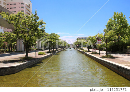神戸六甲アイランドを流れる人工川と街並み 115251771