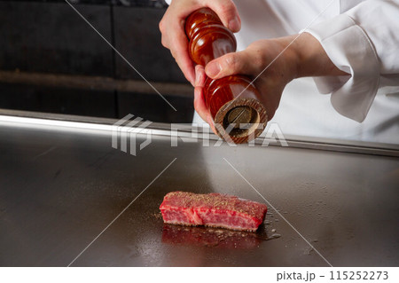 ステーキを焼く（コショウを振り掛ける） 115252273