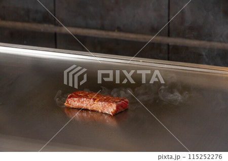 ステーキを焼く(肉のみ) ステーキを焼く(肉のみ) 115252276