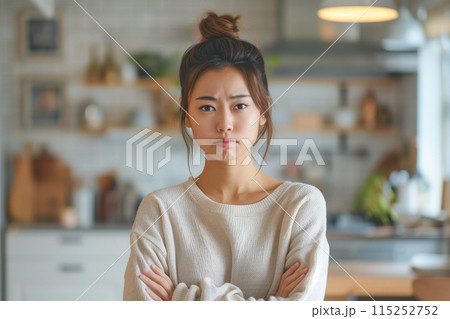 キッチンで怒っている女性「AI生成画像」 115252752