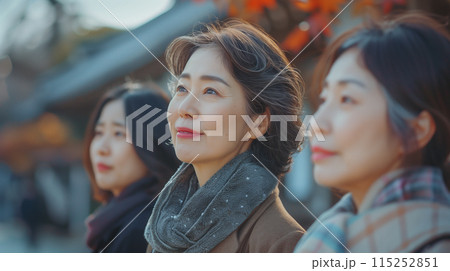 観光地を旅行しているミドル女性のグループ「AI生成画像」 観光地を旅行しているミドル女性のグループ「AI生成画像」 115252851