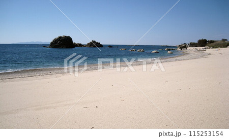 快晴の青空と青い海と白い砂浜と奇岩と 115253154