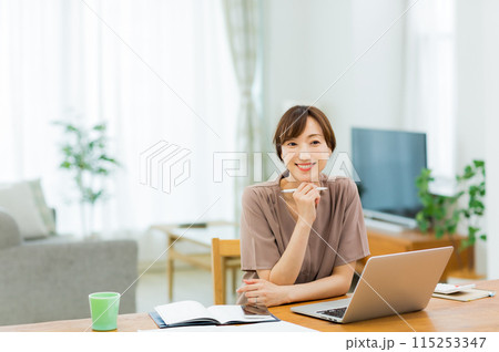 自宅で仕事をする女性 リモートワーク 自宅で仕事をする女性 リモートワーク 115253347