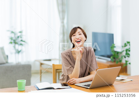自宅で仕事をする女性 リモートワーク 自宅で仕事をする女性 リモートワーク 115253356