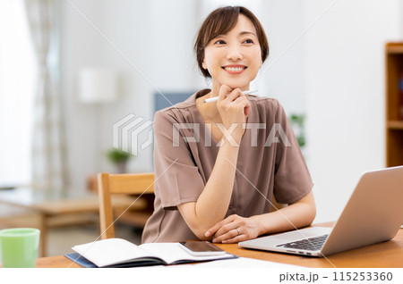 自宅で仕事をする女性 リモートワーク 115253360