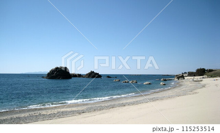 快晴の青空と青い海と白い砂浜と奇岩と 快晴の青空と青い海と白い砂浜と奇岩と 115253514