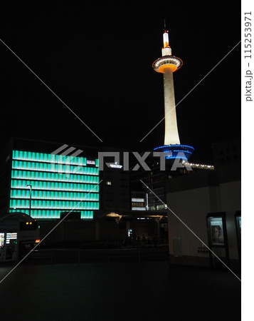 ライトアップされた夜の京都タワー 115253971