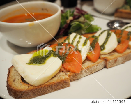 ヘルシーな朝食 115253974