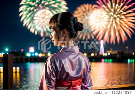 花火大会でのクールなイメージの浴衣の女性 115254057