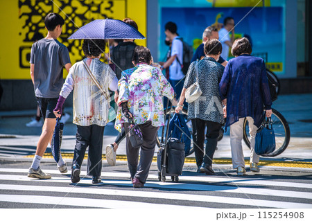 日本の東京都市景観 マ姿の高齢者らが…猛烈な日差し…マ洗脳からの呪縛はいまだ…=渋谷の宮益坂下 日本の東京都市景観 マ姿の高齢者らが…猛烈な日差し…マ洗脳からの呪縛はいまだ…=渋谷の宮益坂下 115254908