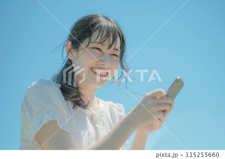 スマホを操作する若い女性 115255660