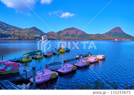 群馬県の榛名湖南西側のボート乗り場付近から北側(烏帽子ヶ岳,鬢櫛山）を見る 115255675